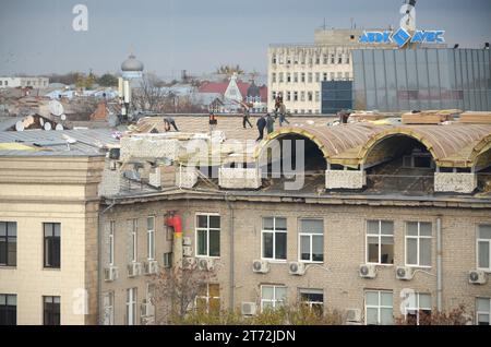 KHARKIV, UKRAINE - 25. OKTOBER 2019 aus der Luft bei Sonnenuntergang mit den Straßen des Stadtzentrums von Charkiw. Autos, die das Wohnviertel fahren Stockfoto