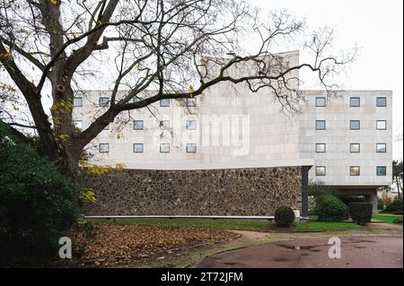 Ein beeindruckendes, reich verziertes Apartmentgebäude mit einer Fassade aus aufwändig detailliertem Stein und Glas Stockfoto