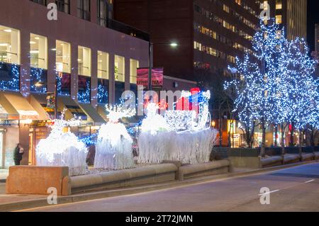 Toronto, Kanada, Weihnachtsbeleuchtung an der Kreuzung von College Street und Yonge Avenue im Stadtteil. Stockfoto