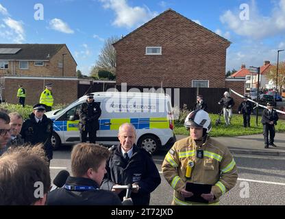 Sean Wilson, Chief Superintendent der Metropolitan Police, sprach mit Jonathan Smith von der Londoner Feuerbrigade vor den Medien am Tatort nach einem Hausbrand in Channel Close, Hounslow, bei dem fünf Menschen ums Leben kamen. Zehn Feuerwehrfahrzeuge und etwa 70 Feuerwehrleute wurden am Sonntag um 22:26 Uhr zur Flamme gerufen, sagte die Londoner Feuerwehr. Bilddatum: Montag, 13. November 2023. Stockfoto