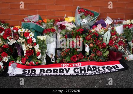 Floral Tribut vor Old Trafford in Manchester vor der Trauerprozession für die Manchester United und den England großen Sir Bobby Charlton, der im Oktober im Alter von 86 Jahren starb. Charlton erzielte 249 Tore für Manchester United und half ihnen, drei Meistertitel, einen FA Cup und den Europapokal 1968 zu gewinnen. Auf internationaler Ebene war er Teil der englischen Mannschaft, die 1966 die Weltmeisterschaft gewann. Bilddatum: Montag, 13. November 2023. Stockfoto