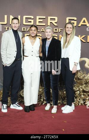 Anna Katrin Berger, Jess Carter, Bethany England und Steph Williams fotografierten am 9. November 2023 bei der World Premiere of the Hunger Games: The Ballad of Songbirds and Snakes BFI IMAX im BFI Imax in London, Großbritannien. Bild von Julie Edwards. Stockfoto