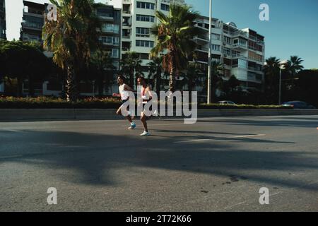 Izmir, Türkei, 10. September 2023: Zwei männliche Teilnehmer laufen während des lebhaften Izmir-Marathons durch die Straßen von Karatas Stockfoto