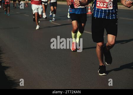 Izmir, Türkei, 10. September 2023: Eine Nahaufnahme fängt die vielfältigen Laufschuhe zahlreicher Teilnehmer beim Göztepe Half Marathon ein Stockfoto