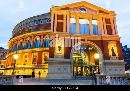 Blick in die Dämmerung auf neue Bronzestatuen von Elizabeth II. Und Prinz Philip in der Royal Albert Hall in London, Großbritannien Stockfoto