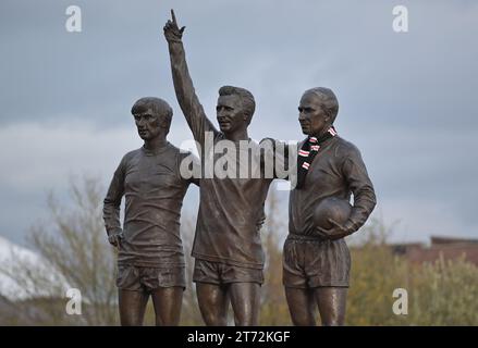 Manchester, Großbritannien. November 2023. Die United Trinity Statue von George Best, Denis Law und Sir Bobby Charlton außerhalb von Old Trafford versammelten sich, um ihren Respekt zu erweisen, als die Beerdigung von Sir Bobby Charlton auf dem Weg zur Manchester Cathedral, Manchester, vorbeikommt: Picture Credit sollte lauten: Sportimage Credit: Sportimage Ltd/Alamy Live News Stockfoto