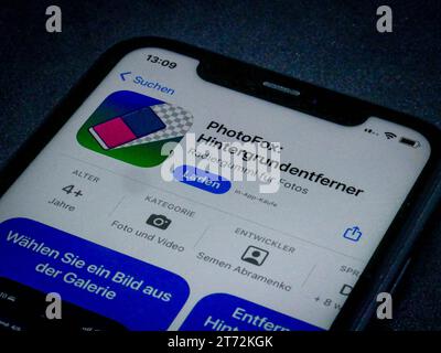 App Store - Apple - PhotoFox: Hintergrundentferner Apple App Store auf einem iPhone. Apps für künstliche Intelligenz // 13.11.2023 *** App Store Apple PhotoFox Hintergrundentferner Apple App Store auf einem iPhone Apps für künstliche Intelligenz 13 11 2023 Stockfoto