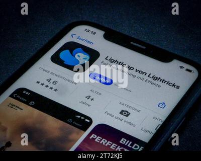 App Store – Apple – Lightleap von Lightricks Apple App Store auf einem iPhone. Apps für künstliche Intelligenz // 13.11.2023 *** App Store Apple Lightleap von Lightricks Apple App Store auf einem iPhone Apps für künstliche Intelligenz 13 11 2023 Stockfoto