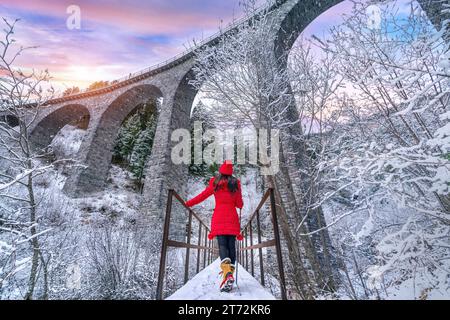 Touristen besuchen Landwasser Viadukt Weltkulturerbe in Schweizer Alpen Schnee Winterlandschaft, Schweiz. Stockfoto