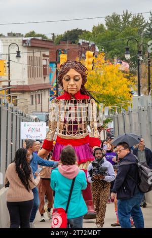 Detroit, Michigan - Little Amal, eine 12 Fuß große Marionette eines syrischen Flüchtlingskindes, besucht den Südwesten Detroits. Stockfoto