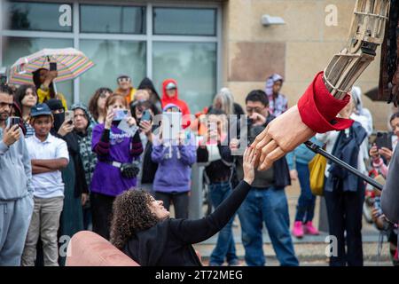 Detroit, Michigan - Little Amal, eine 12 Fuß große Marionette eines syrischen Flüchtlingskindes, besucht den Südwesten Detroits. Stockfoto