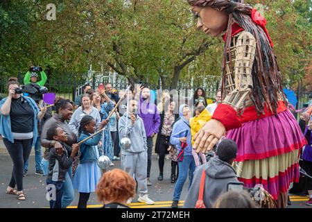 Detroit, Michigan - Little Amal, eine 12 Fuß große Marionette eines syrischen Flüchtlingskindes, besucht den Südwesten Detroits. Stockfoto