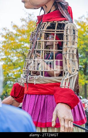 Detroit, Michigan - Little Amal, eine 12 Fuß große Marionette eines syrischen Flüchtlingskindes, besucht den Südwesten Detroits. Stockfoto