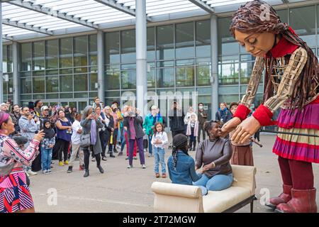 Detroit, Michigan - Little Amal, eine 12 Fuß große Marionette eines syrischen Flüchtlingskindes, besucht den Südwesten Detroits. Stockfoto