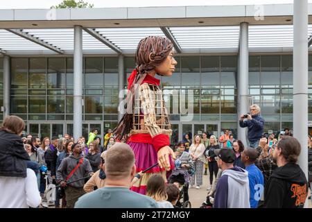 Detroit, Michigan - Little Amal, eine 12 Fuß große Marionette eines syrischen Flüchtlingskindes, besucht den Südwesten Detroits. Stockfoto