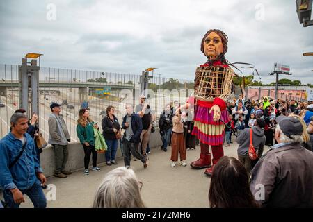 Detroit, Michigan - Little Amal, eine 12 Fuß hohe Marionette eines syrischen Flüchtlingskindes, besucht den Südwesten Detroits und läuft auf der Fußgängerbrücke über Interstat Stockfoto