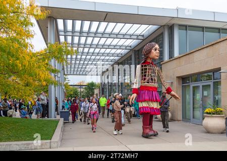 Detroit, Michigan - Little Amal, eine 12 Fuß große Marionette eines syrischen Flüchtlingskindes, besucht den Südwesten Detroits. Stockfoto