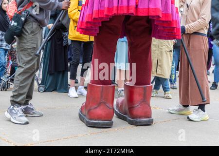 Detroit, Michigan - Little Amal, eine 12 Fuß große Marionette eines syrischen Flüchtlingskindes, besucht den Südwesten Detroits. Stockfoto