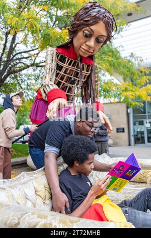 Detroit, Michigan - Little Amal, eine 12 Fuß große Marionette eines syrischen Flüchtlingskindes, besucht den Südwesten Detroits. Stockfoto