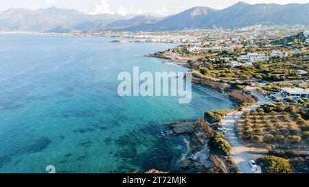 Aus der Vogelperspektive von der Drohne auf die idyllische Meereslandschaft mit der mittelmeerinsel. Kreta. Griechenland. Stockfoto