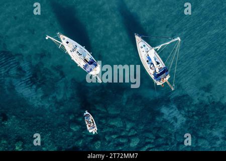 Blick aus der Vogelperspektive auf wunderschöne Yachten im Meer im Sommer. Reisehintergrund. Stockfoto