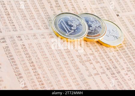 Einzelheiten zu den Euro-Münzen in der Finanzzeitung Stockfoto