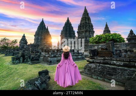 Junge Frau, die im Prambanan-Tempel in Yogyakarta, Java, Indonesien läuft. Stockfoto