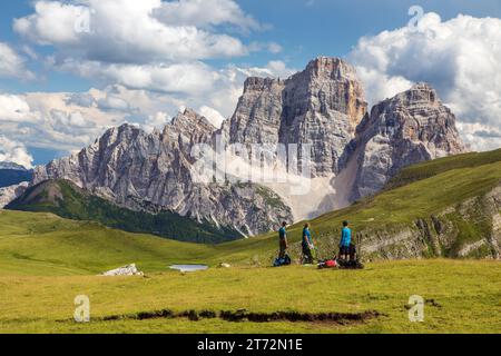 Gruppe von Touristen auf Wiese und Berg Pelmo, Alpen Dolomiten Berge, Italien Stockfoto