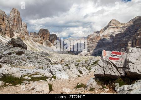 Blick von forcella Travenanzes, Wanderweg Nr. 401 Val Travenanzes und Felswände in der Tofane gruppe, Alpen Dolomiten Berge, Fanes Nationa Stockfoto