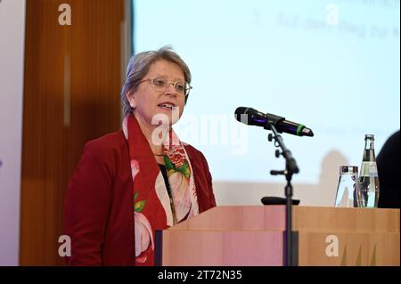 Die Union Evangelischer Kirchen UEK hat die vor 50 Jahren mit der Leuenberger Konkordie geschlossene Gemeinschaft zwischen lutherischen, reformierten und unierten Kirchen gewuerdigt. Verbunden mit der Jahrestagung der Synode der Evangelischen Kirche in Deutschland EKD kam Vertreter der unierten Kirchen am 13.11.2023 in Ulm zusammen. Im Foto vom 13.11.2023: Rita Famos, Praesidentin der Evangelisch-reformierten Kirche Schweiz. Siehe epd-Meldung vom 13.11.2023 NUR REDAKTIONELLE VERWENDUNG *** der Bund evangelischer Kirchen UEK hat die Gemeinschaft lutherischer, reformierter und Uniatskirchen geehrt Stockfoto