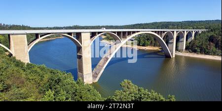 Podolsky Most-Brücke, Brücke über den Staudamm Orlík an der Moldau, Tschechische Republik Stockfoto