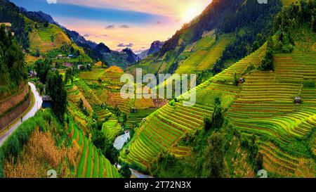 Wunderschöne Reisterrassen am Aussichtspunkt in Mu cang Chai, Vietnam. Stockfoto