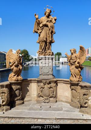 Statuen auf der ältesten historischen Steinbrücke in der Stadt Pisek im lokalen Písek über den Fluss Otava in der Tschechischen Republik Stockfoto