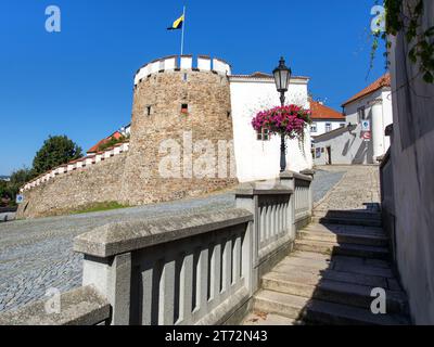 Die Stadt Pisek, im lokalen Písek, historische mittelalterliche Festung der Stadt mit einer Bastion und dem Putim-Tor, Tschechische Republik Stockfoto