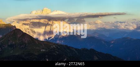 Abendlicher Blick auf den Pelmo, Südtirol, die Alpen Dolomiten, Italien Stockfoto