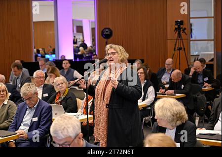 Die Union Evangelischer Kirchen UEK hat die vor 50 Jahren mit der Leuenberger Konkordie geschlossene Gemeinschaft zwischen lutherischen, reformierten und unierten Kirchen gewuerdigt. Verbunden mit der Jahrestagung der Synode der Evangelischen Kirche in Deutschland EKD kam Vertreter der unierten Kirchen am 13.11.2023 in Ulm zusammen. Im Foto vom 13.11.2023: Heike Springhart, Landesbischoefin der Evangelischen Landeskirche in Baden. Siehe epd-Meldung vom 13.11.2023 NUR REDAKTIONELLE VERWENDUNG *** der Bund evangelischer Kirchen UEK hat die Gemeinschaft zwischen lutherischer, reformierter und vereinter Kirche geehrt Stockfoto