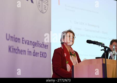 Die Union Evangelischer Kirchen UEK hat die vor 50 Jahren mit der Leuenberger Konkordie geschlossene Gemeinschaft zwischen lutherischen, reformierten und unierten Kirchen gewuerdigt. Verbunden mit der Jahrestagung der Synode der Evangelischen Kirche in Deutschland EKD kam Vertreter der unierten Kirchen am 13.11.2023 in Ulm zusammen. Im Foto vom 13.11.2023: Rita Famos, Praesidentin der Evangelisch-reformierten Kirche Schweiz. Siehe epd-Meldung vom 13.11.2023 NUR REDAKTIONELLE VERWENDUNG *** der Bund evangelischer Kirchen UEK hat die Gemeinschaft lutherischer, reformierter und Uniatskirchen geehrt Stockfoto