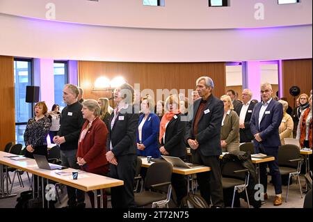 Die Union Evangelischer Kirchen UEK hat die vor 50 Jahren mit der Leuenberger Konkordie geschlossene Gemeinschaft zwischen lutherischen, reformierten und unierten Kirchen gewuerdigt. Verbunden mit der Jahrestagung der Synode der Evangelischen Kirche in Deutschland EKD kam Vertreter der unierten Kirchen am 13.11.2023 in Ulm zusammen. Im Foto vom 13.11.2023: Die Deligierten singen. Siehe epd-Meldung vom 13.11.2023 NUR REDAKTIONELLE VERWENDUNG *** der Bund evangelischer Kirchen UEK würdigt die vor 50 Jahren mit der Leuenb gegründete Gemeinschaft lutherischer, reformierter und vereinter Kirchen Stockfoto