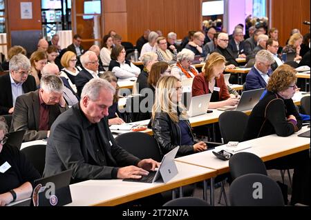 Die Union Evangelischer Kirchen UEK hat die vor 50 Jahren mit der Leuenberger Konkordie geschlossene Gemeinschaft zwischen lutherischen, reformierten und unierten Kirchen gewuerdigt. Verbunden mit der Jahrestagung der Synode der Evangelischen Kirche in Deutschland EKD kam Vertreter der unierten Kirchen am 13.11.2023 in Ulm zusammen. Im Foto vom 13.11.2023: Plenum. Siehe epd-Meldung vom 13.11.2023 NUR REDAKTIONELLE VERWENDUNG *** der Bund evangelischer Kirchen UEK hat die vor 50 Jahren mit dem Leuenberg-Abkommen gegründete Gemeinschaft lutherischer, reformierter und vereinter Kirchen geehrt Stockfoto