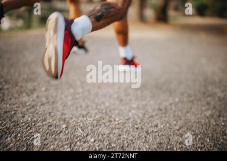 Abendliches Workout: Outdoor-Training für aktive Paare im Park Stockfoto