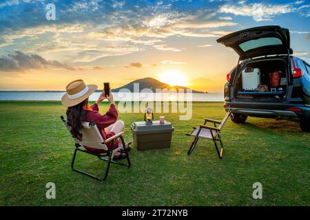 Touristen genießen am See im Pa Sak Jolasid Damm, Lopburi, Thailand. Stockfoto