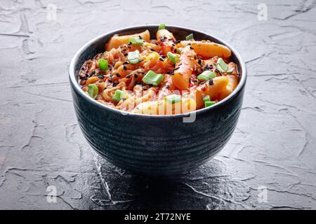 Rabokki, Tteokbokki oder Topokki mit Ramen, koreanischem Street Food, scharfen Reiskuchen in roter Pfeffer-Gochujang-Sauce, ein beliebtes Gericht Stockfoto