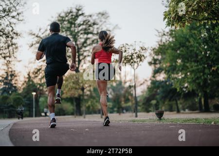 Aktive Paare Joggen im Park, Training Cardio für einen gesunden Lebensstil. Stockfoto