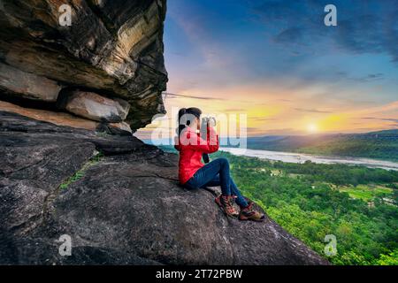 Ein Tourist macht ein Foto im Pha Taem Nationalpark in Ubon ratchathani, Thailand. Stockfoto