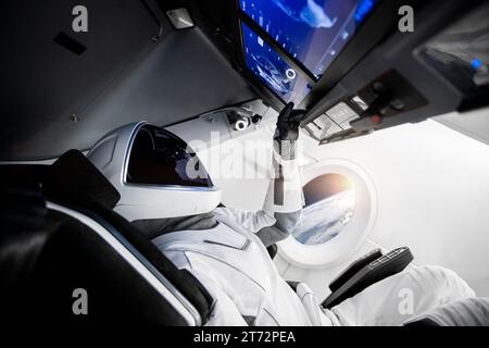 Astronaut auf einem Raumschiff, das im Weltraum fliegt. Elemente dieses Bildes, bereitgestellt von der NASA. Stockfoto