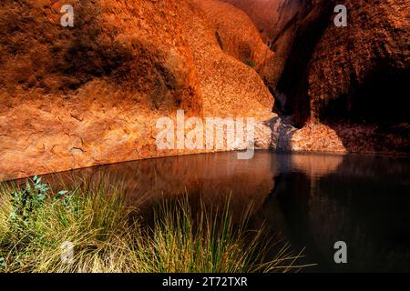 Mutitjulu Waterhole am Fuße des berühmten Uluru nach einem guten Regen. Stockfoto