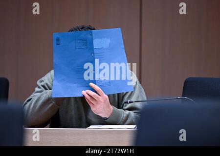 13. November 2023, Nordrhein-Westfalen, Bochum: Der Angeklagte wartet auf den Beginn des Prozesses. Der Angeklagte ist ein Familienvater aus Herten, der seine Frau und ihre fünf- und siebenjährigen Töchter am 15. Mai 2023 getötet haben soll. Foto: Federico Gambarini/dpa Stockfoto
