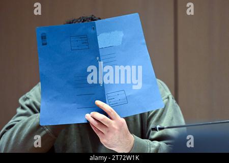 13. November 2023, Nordrhein-Westfalen, Bochum: Der Angeklagte wartet auf den Beginn des Prozesses. Der Angeklagte ist ein Familienvater aus Herten, der seine Frau und ihre fünf- und siebenjährigen Töchter am 15. Mai 2023 getötet haben soll. Foto: Federico Gambarini/dpa Stockfoto