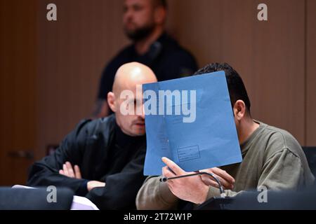 13. November 2023, Nordrhein-Westfalen, Bochum: Der Angeklagte wartet mit seinem Anwalt Björn Rüthers (l) auf den Beginn des Prozesses. Der Angeklagte ist ein Familienvater aus Herten, der seine Frau und ihre fünf- und siebenjährigen Töchter am 15. Mai 2023 getötet haben soll. Foto: Federico Gambarini/dpa Stockfoto