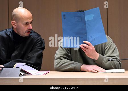 13. November 2023, Nordrhein-Westfalen, Bochum: Der Angeklagte wartet mit seinem Anwalt Björn Rüthers (l) auf den Beginn des Prozesses. Der Angeklagte ist ein Familienvater aus Herten, der seine Frau und ihre fünf- und siebenjährigen Töchter am 15. Mai 2023 getötet haben soll. Foto: Federico Gambarini/dpa Stockfoto